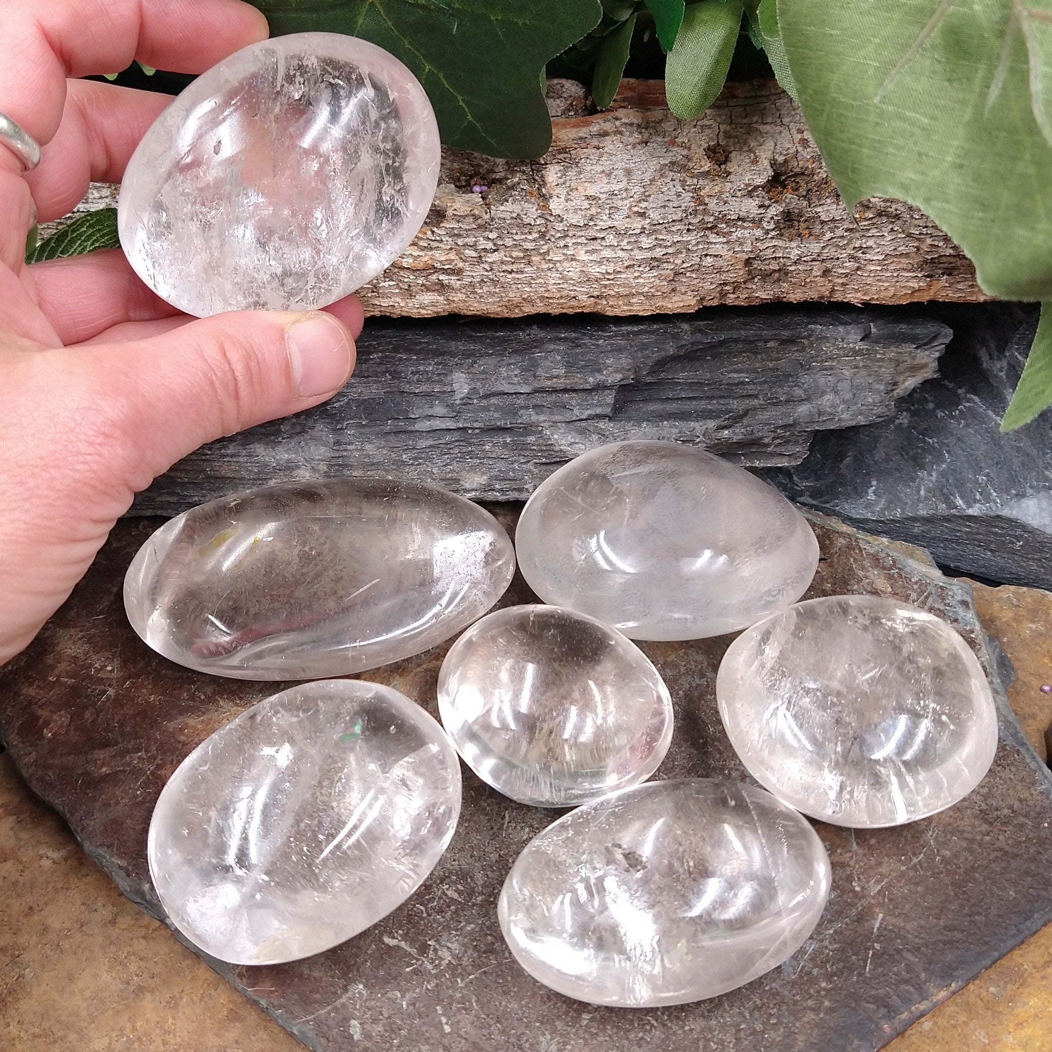 Q-5219DB Quartz Crystal Palm Stone